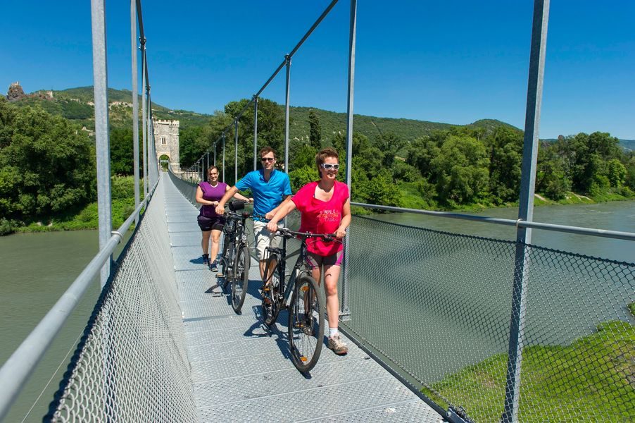 Traversée de la passerelle de Rochemaure à vélo