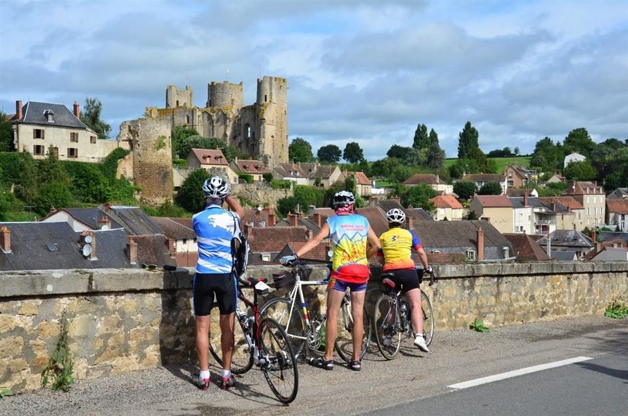 Cyclos devant la forteresse de Bourbon l'Archambault