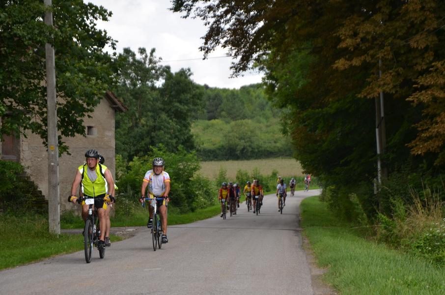 Cyclos sur une route de campagne