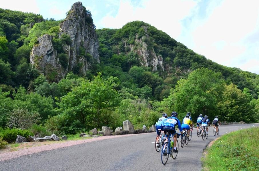 Cyclos dans les gorges de Chouvigny