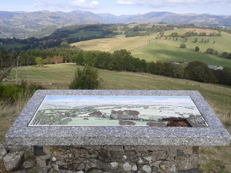 Les monts du Cantal depuis la coulée basaltique d'Alquier