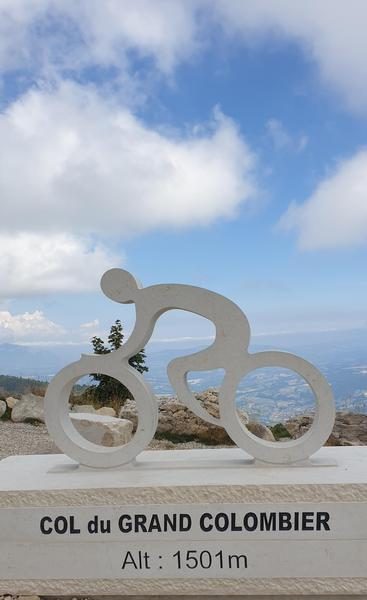 Stèle représentant un cycliste - marque le sommet du col du Grand Colombier