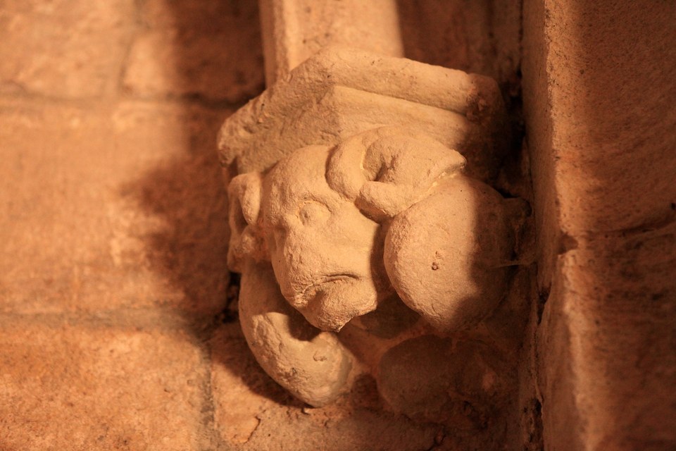 Sculpture grotesque dans l'église d'Ailhon