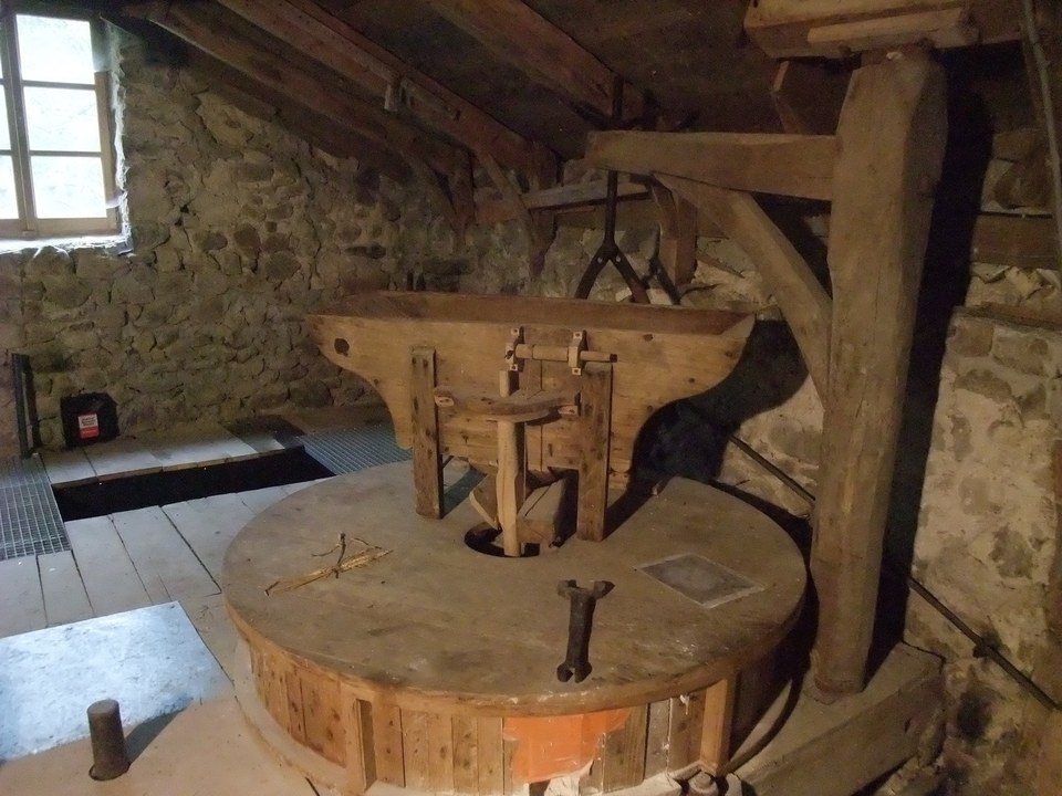 potence et meules du moulin de Raoul