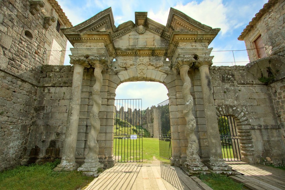 portail Renaissance à fronton avec colonnes torsadées
