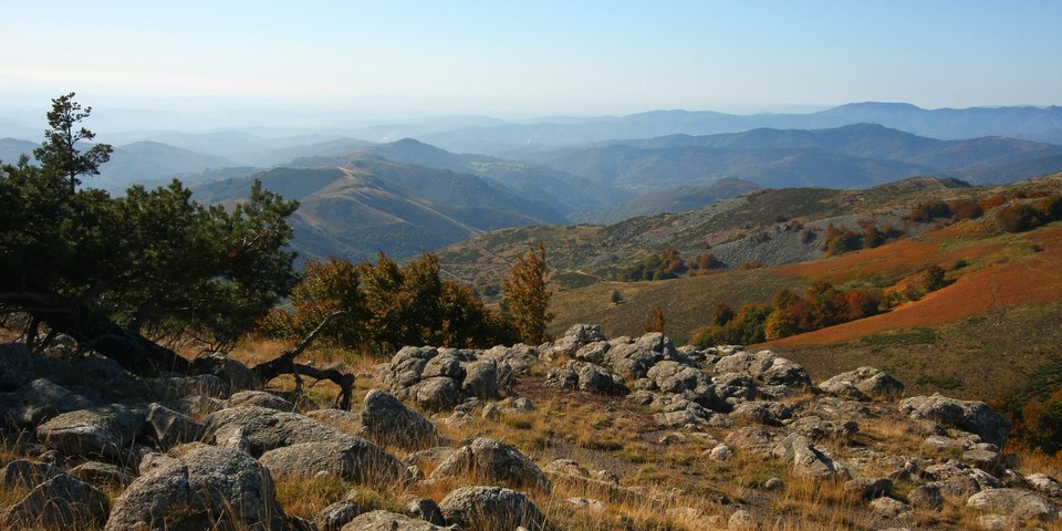 Vue sur les vallées autour d'Antraigues depuis le Champ de Mars