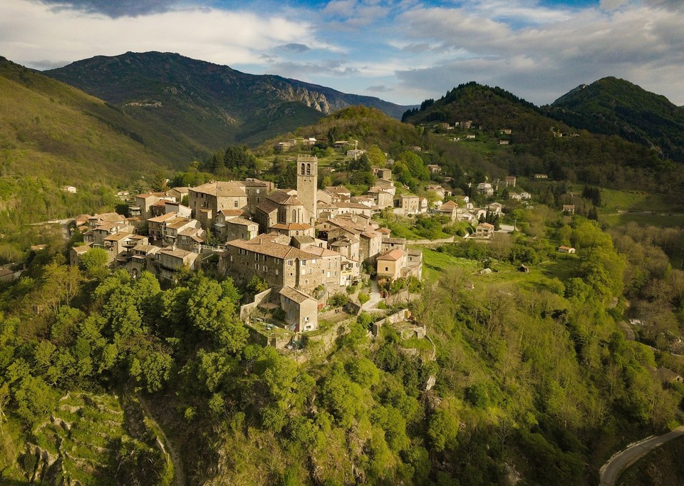 Le village d'Antraigues à la confluence des vallées