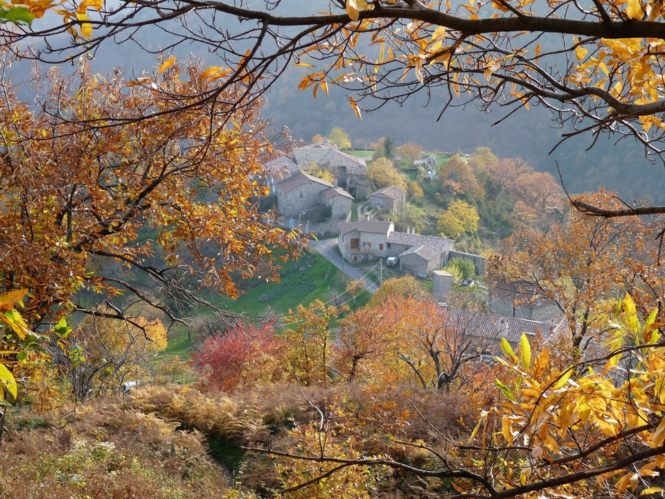 Hameau de Valgironne depuis Le Rouge à l'automne