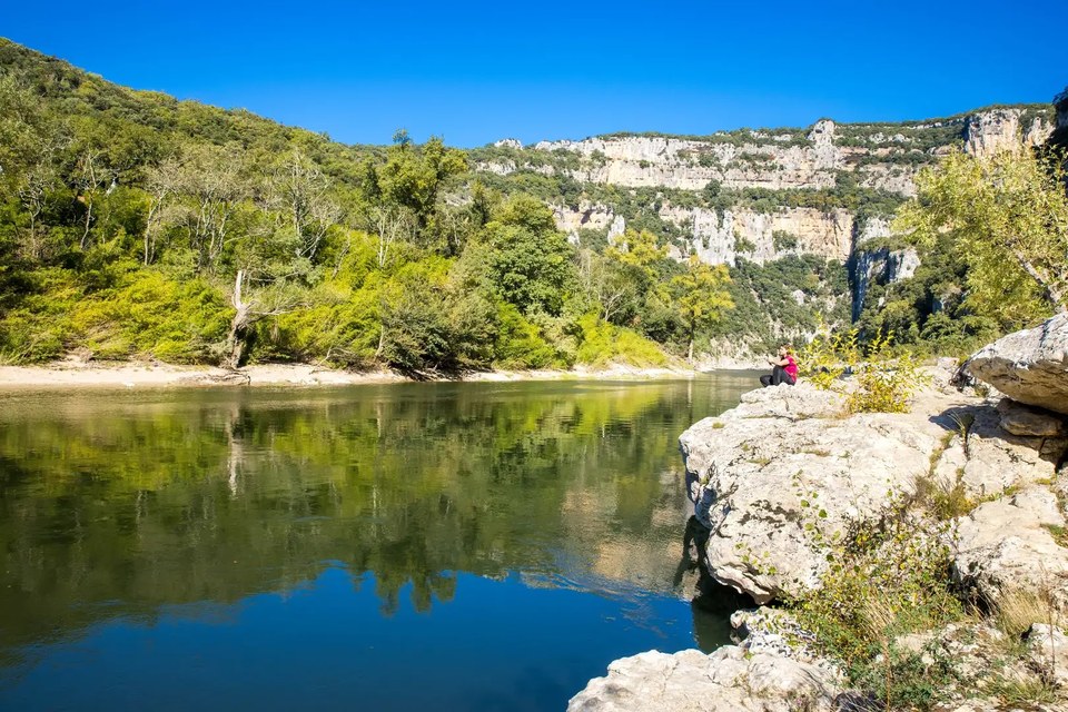 Chemin au bord de la rivière