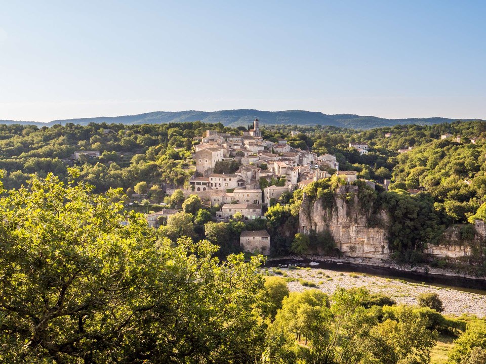 Balazuc et ses hameaux au bord de l'eau