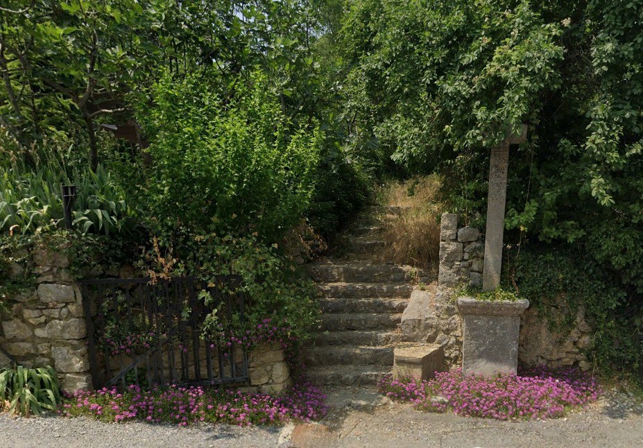 Dans le village de Chauzon