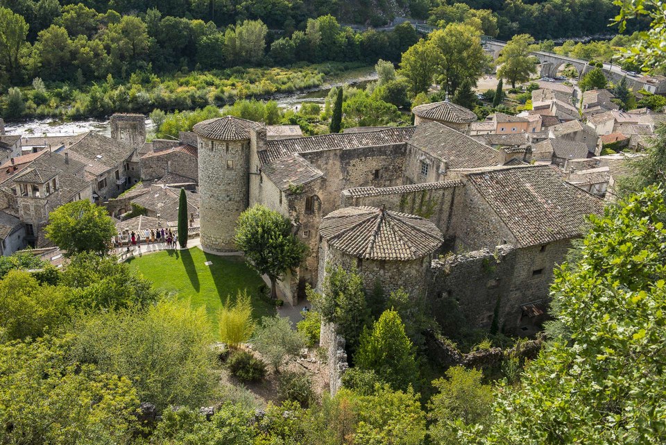 Le château de Vogüé vu du chemin descendant de la chapelle