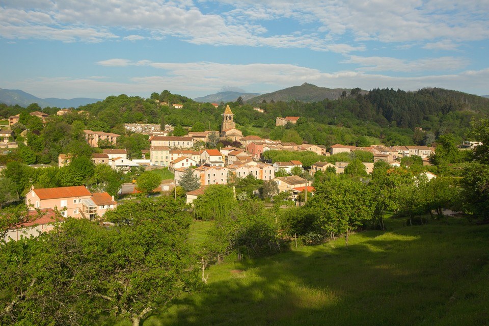 Du centre médiéval de Meyras au château d'Hautsegur