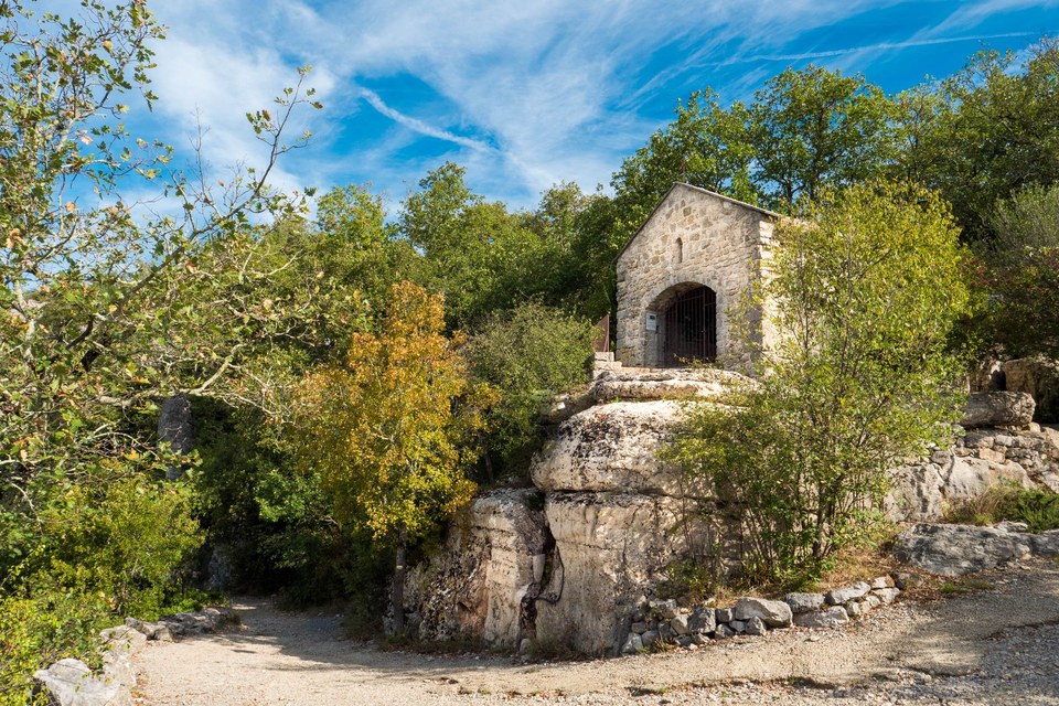 La garrigue et les bois au-dessus de Vogüé