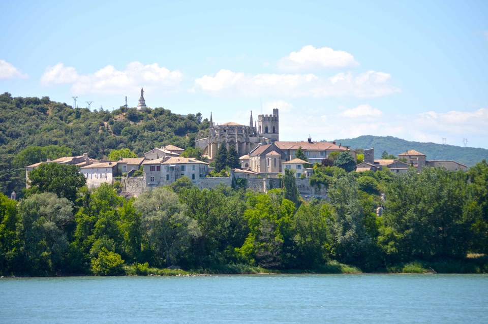 Viviers vu de la rive gauche du Rhône