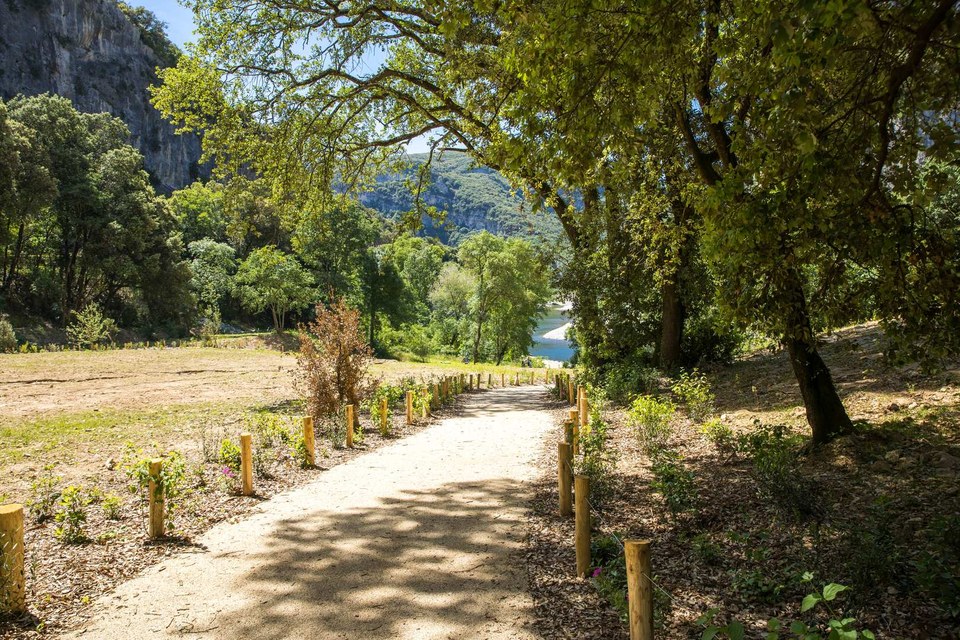 Chemin d'accès à la plage sous le Pont d'Arc