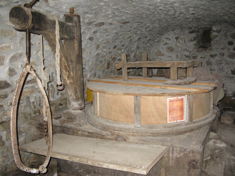 potence et meules du moulin de Palhiaire