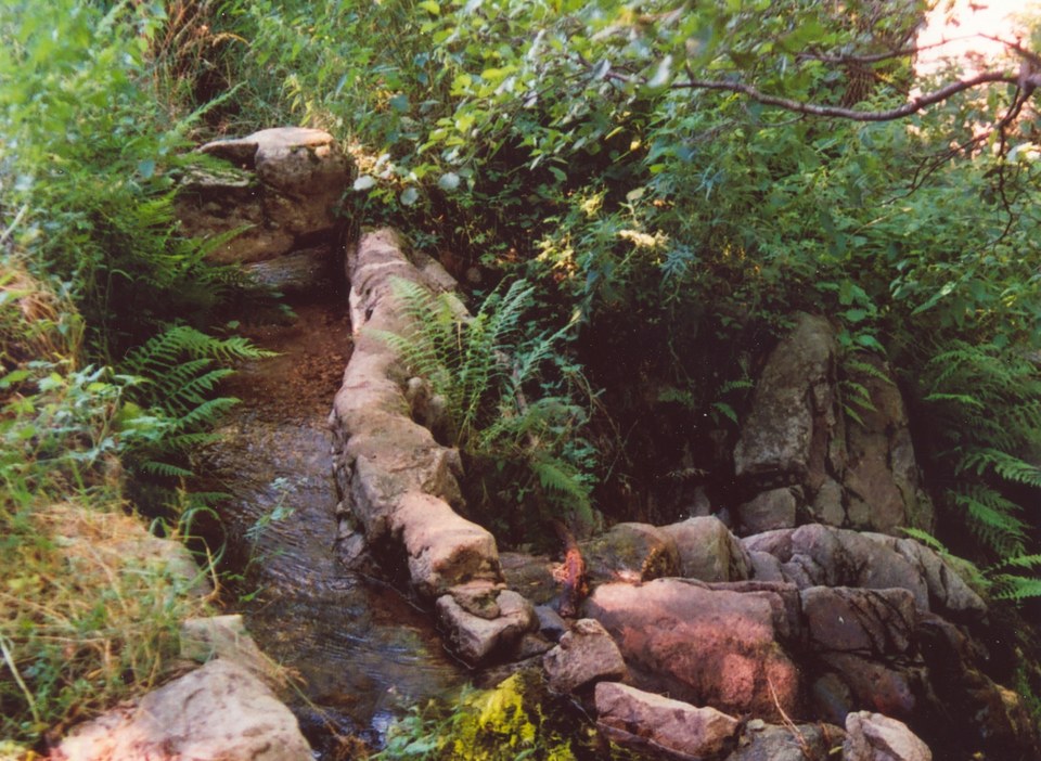 Béalière sur le ruisseau du Moulet