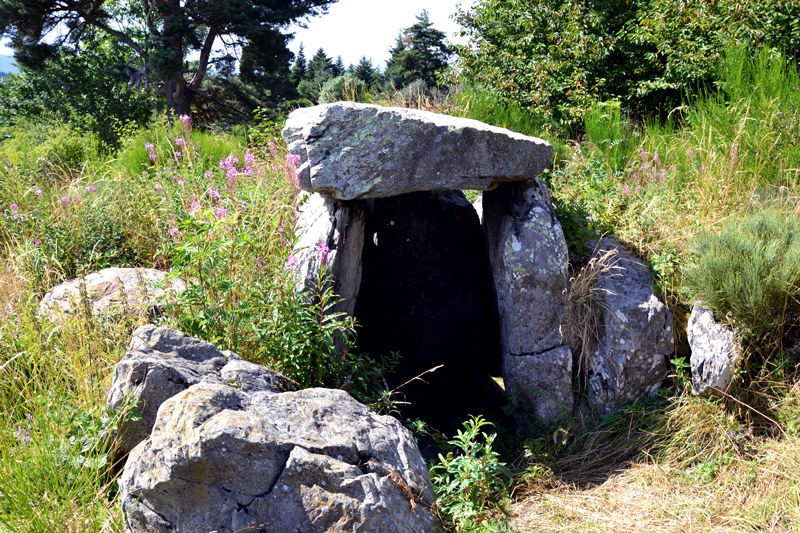 Le rocher de pialoux et le maar d'Echamps - Borée