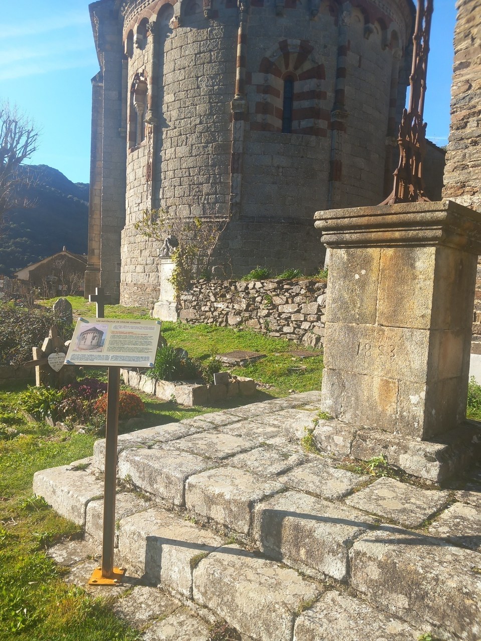 Table d'interprétation sur les matériaux de l'église