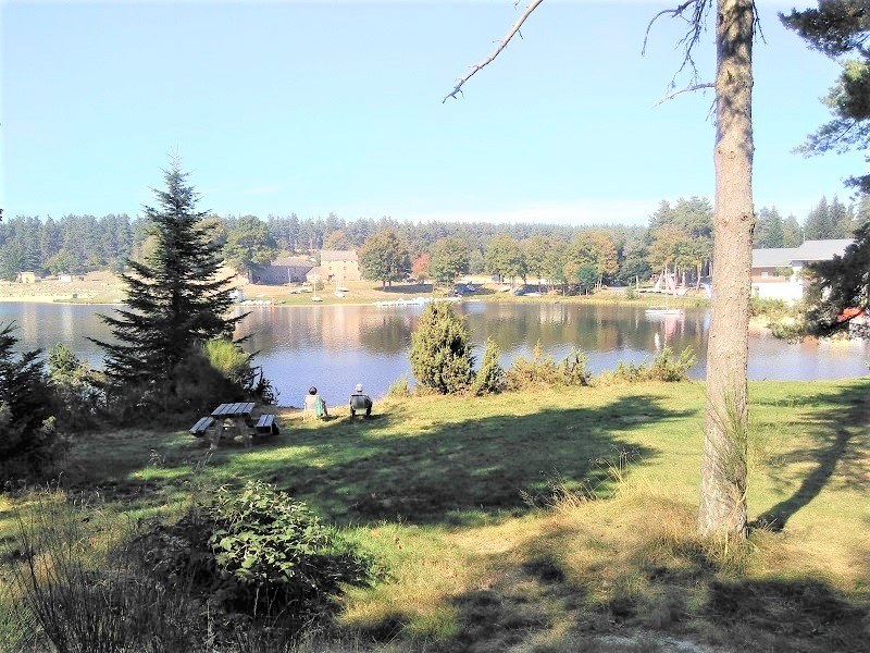 vue sur la ferme et la base nautique