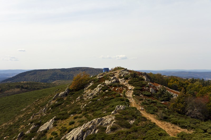 Vue sur le phare depuis la ligne de crête