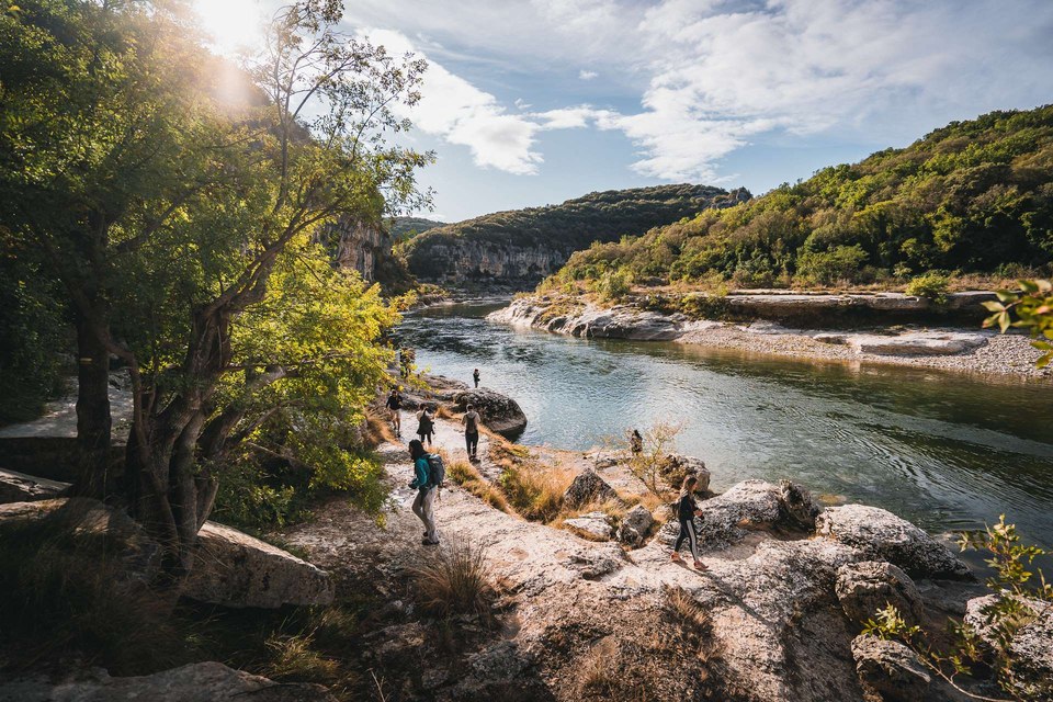 Le sentier passe sur des dalles calcaires