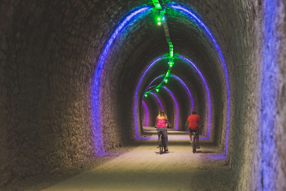 Tunnel éclairé de la Via Ardèche
