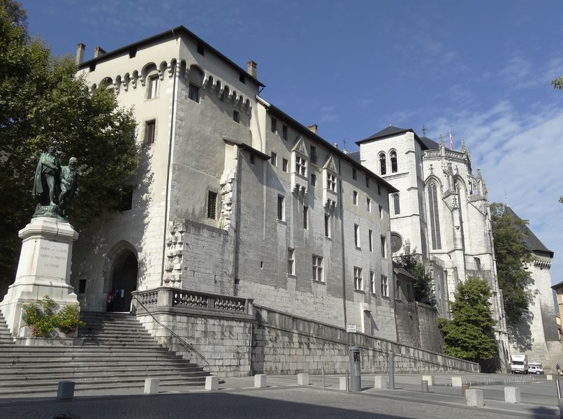 Façade principale du chateau des ducs