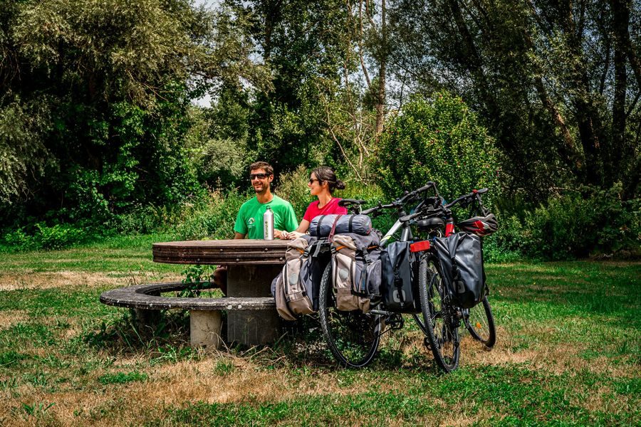 Pause sur la Via Allier à Port-de-Ris, près de la confluence Dore et Allier