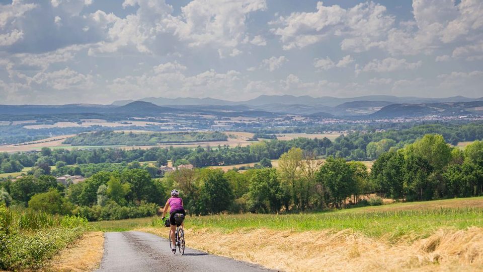 En descendant vers l'Allier. Au loin, le massif du Sancy