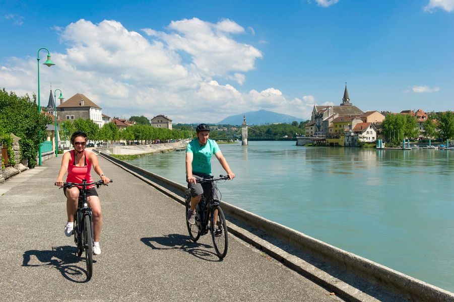 Voyageurs à vélo à Seyssel sur ViaRhôna