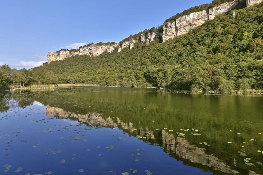 Vue sur les falaises de Larina à Hières sur Amby - Balcons du Dauphiné