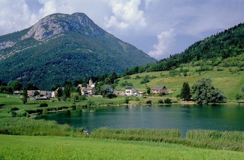 Lac et village de la Thuile