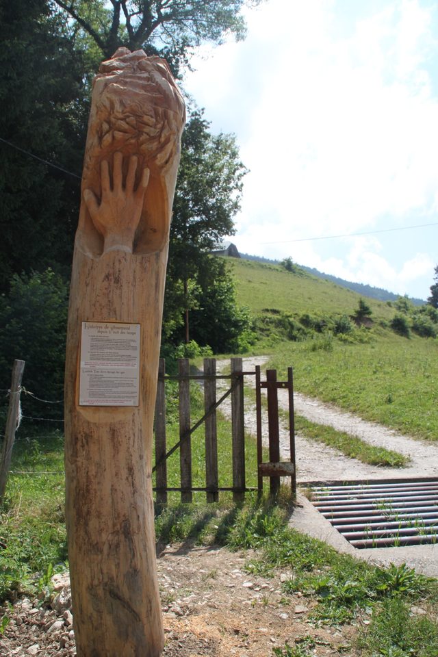 Une main de maître qui retient la montagne glissante !