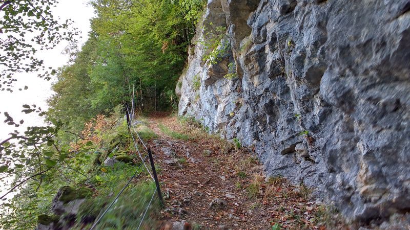 Passage taillé dans la falaise