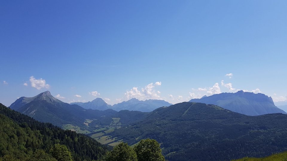 Vue sur certains sommets des Bauges au niveau des chalets de la Buffaz