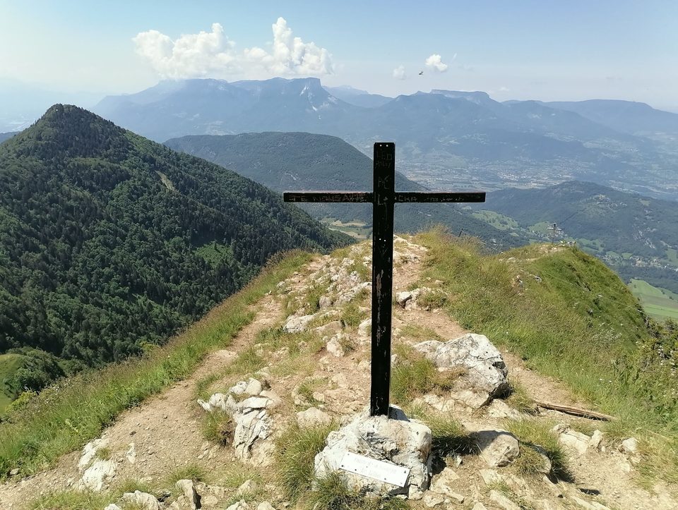 La première croix sommitale une fois arrivé à la pointe de la Galoppaz