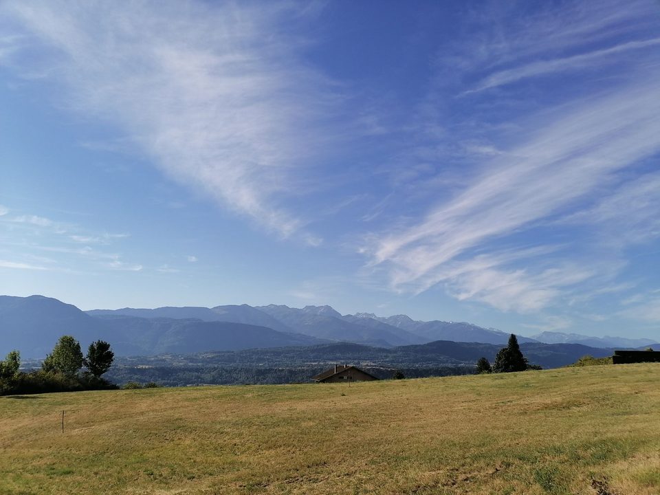Vue sur le massif de la Lauzière, peu avant d'atteindre le hameau des Grangettes