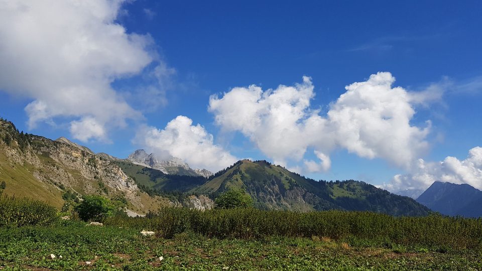 Vue (de gauche à droite) sur la pointe de Chaurionde, la pointe de la Sambuy et le Parc du Mouton depuis les chalets d'Orisan