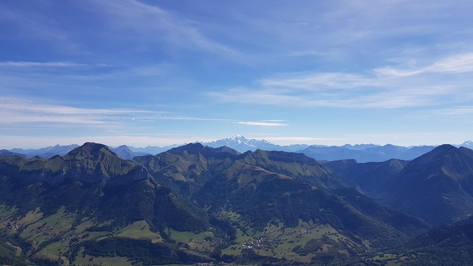 Vue depuis le Mont Colombier sur certains sommets du massif des Bauges, avec le Mont Blanc en arrière-plan
