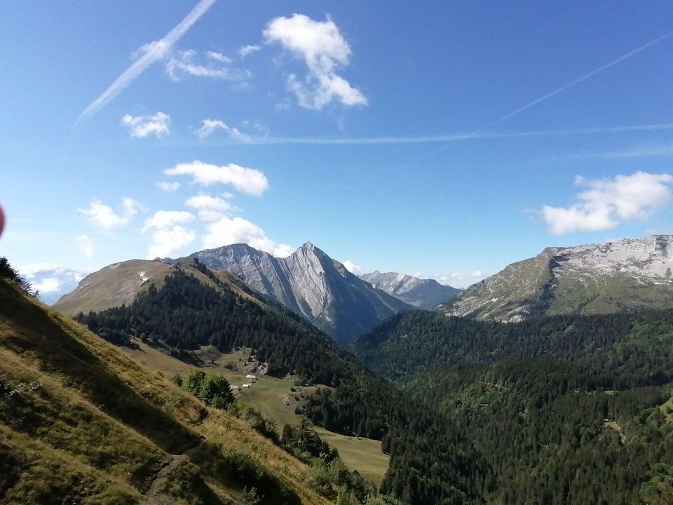 Vue sur l'Armène et le Pécloz, qui surplombent les chalets du Haut du Four