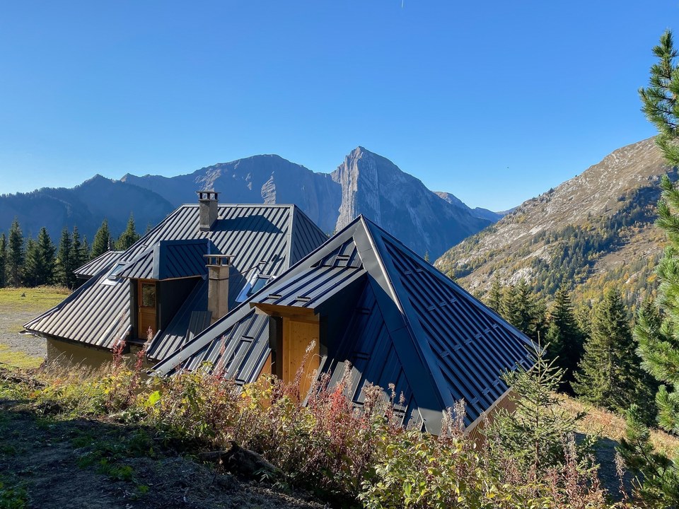 le nouveau refuge de Coutarse, au fond les rayés du Pécloz