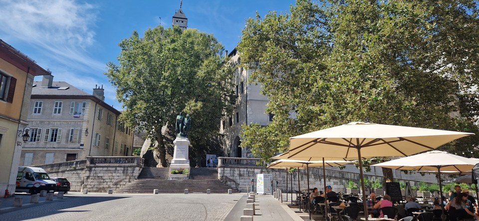 La statue des frères de Maistre - château des Ducs de Savoie à Chambéry