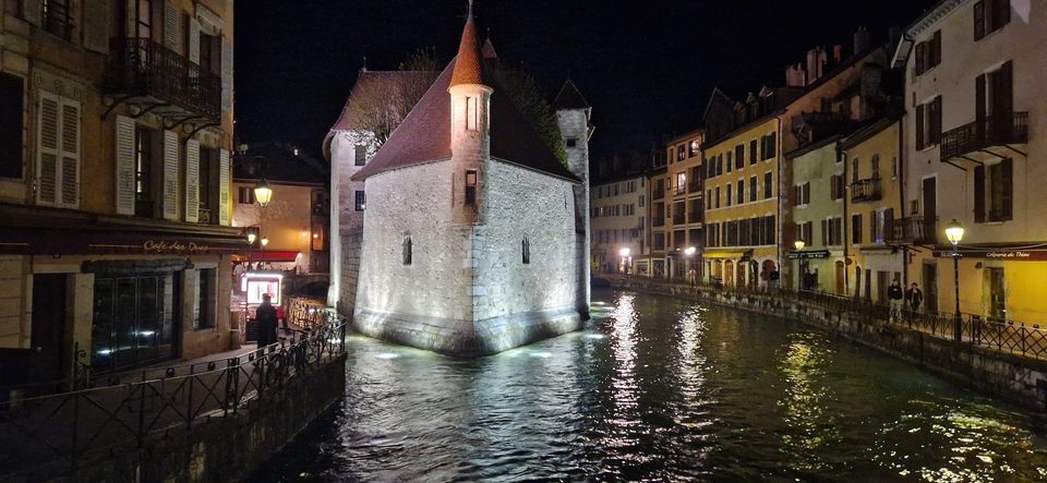 Le palais de l'Île depuis le pont Perrière à Annecy