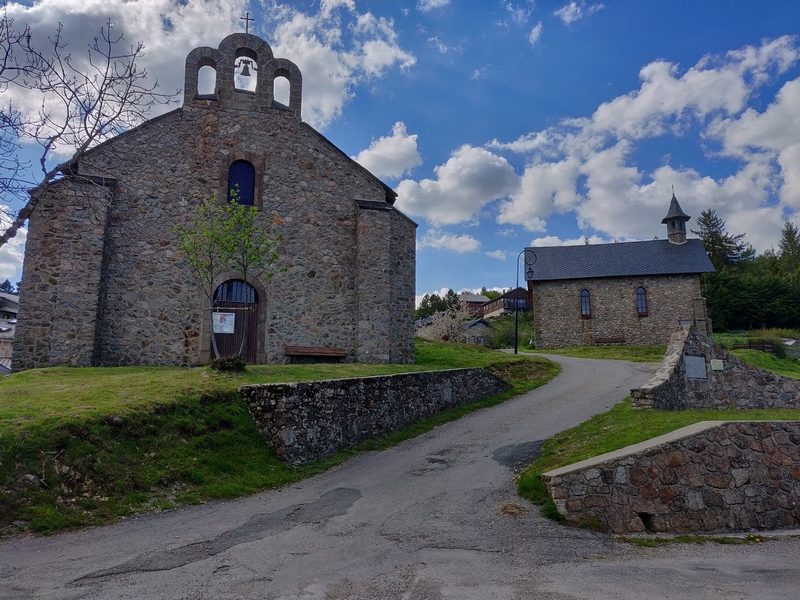 Le Village avec son église et son temple