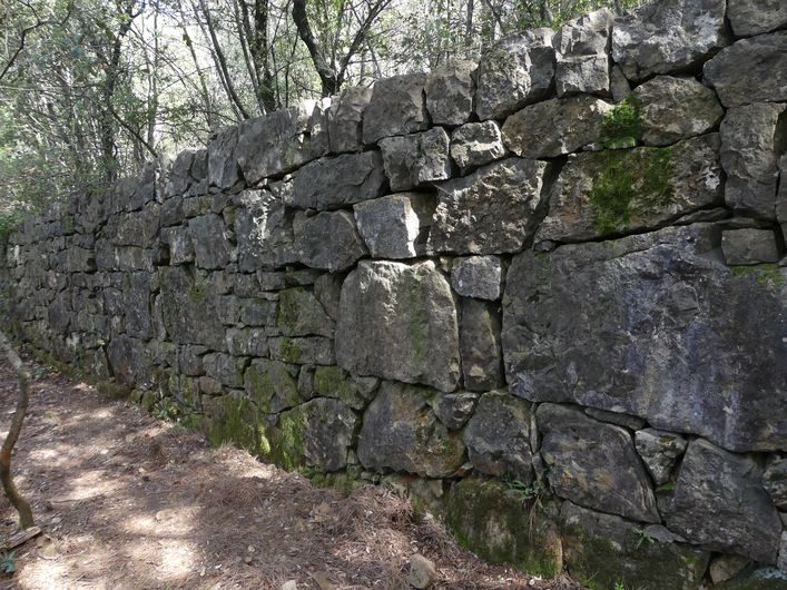 Mur en pierre sèche