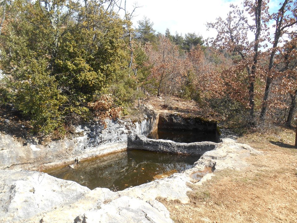 SAINT-SATURNIN-LÈS-APT - Sur le sentier des Aiguiers