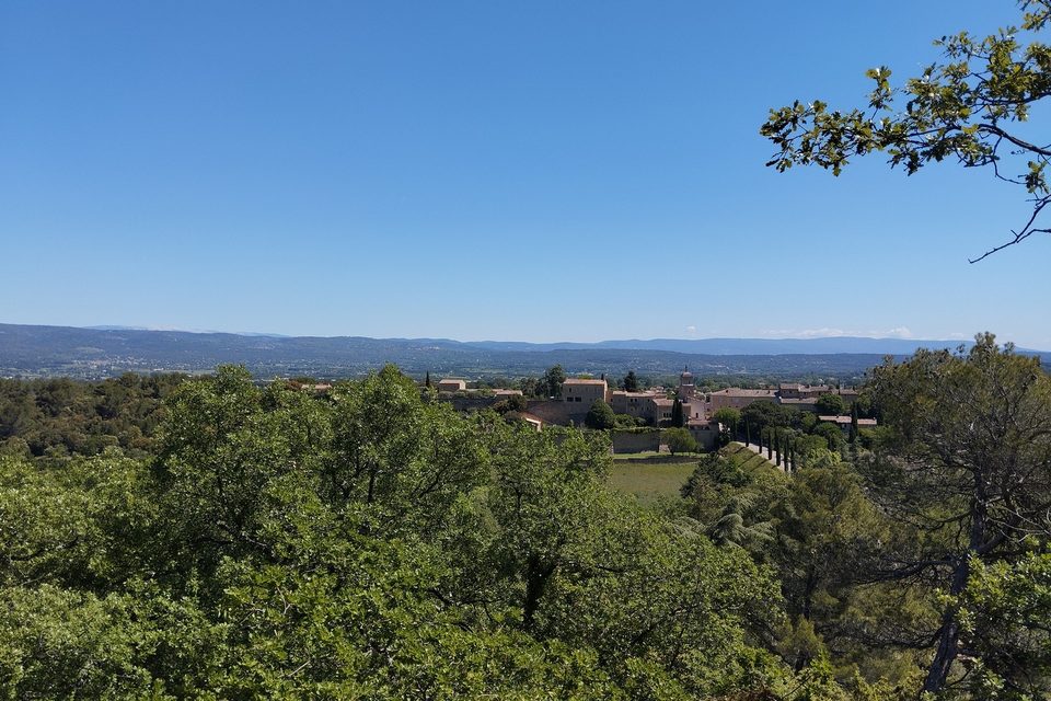 Maubec et le Mont-Ventoux au loin