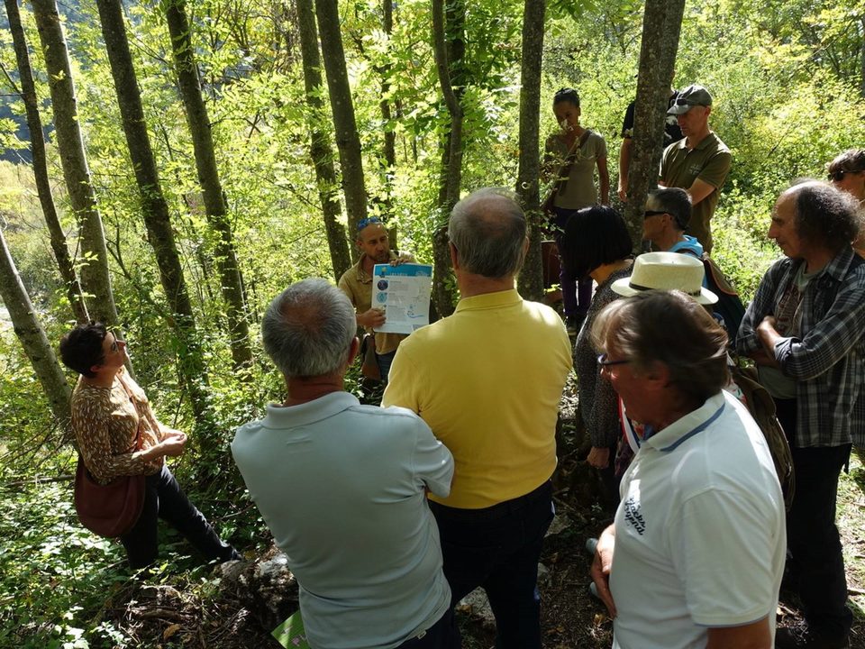 Groupe à la découverte du parcours Sens Action